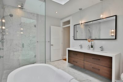 Deze tegeltrend maakt je badkamer een stuk rustiger