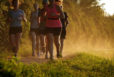 Dit is waarom samen sporten je gelukkiger maakt